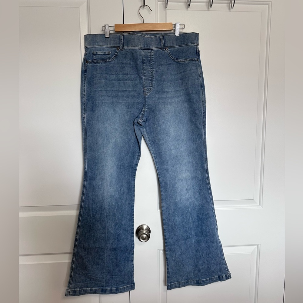 Light wash, Gloria Vanderbilt shape effect denim pull on jeans